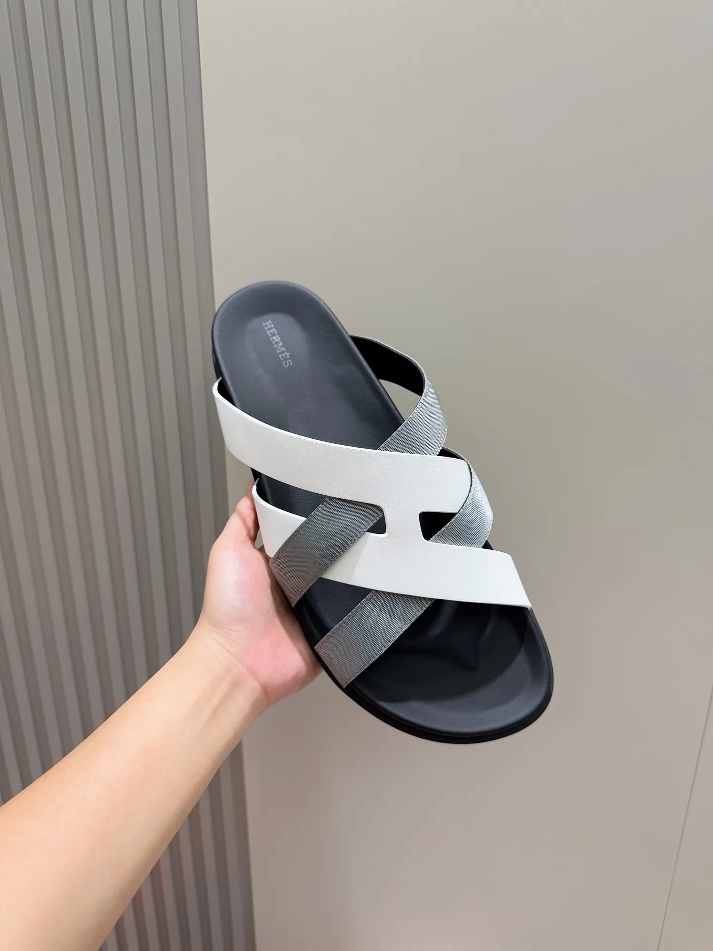 Batch 280 Hermes men's Kazimir slippers - top quality woven calfskin functional sandals, with interwoven uppers inspired by the "H" iconic pattern to create a casual look, perfect for summer. Imported cowhide + cowhide lining + rubber outsole Size: 38-44 (.45.46 customized)